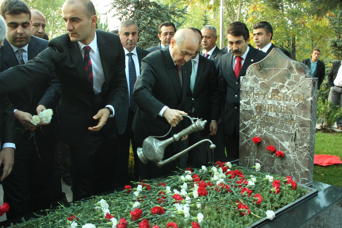 Devlet Bahçeli Bayram Namazını Gazi Camiinde Kıldı