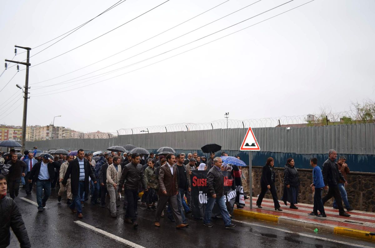 Diyarbakır\'da Açlık Grevindeki Mahkumlar İçin Yürüyüş Düzenlendi