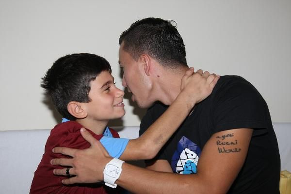Emre Güral\'dan Minik Mertcan\'a Anlamlı Ziyaret