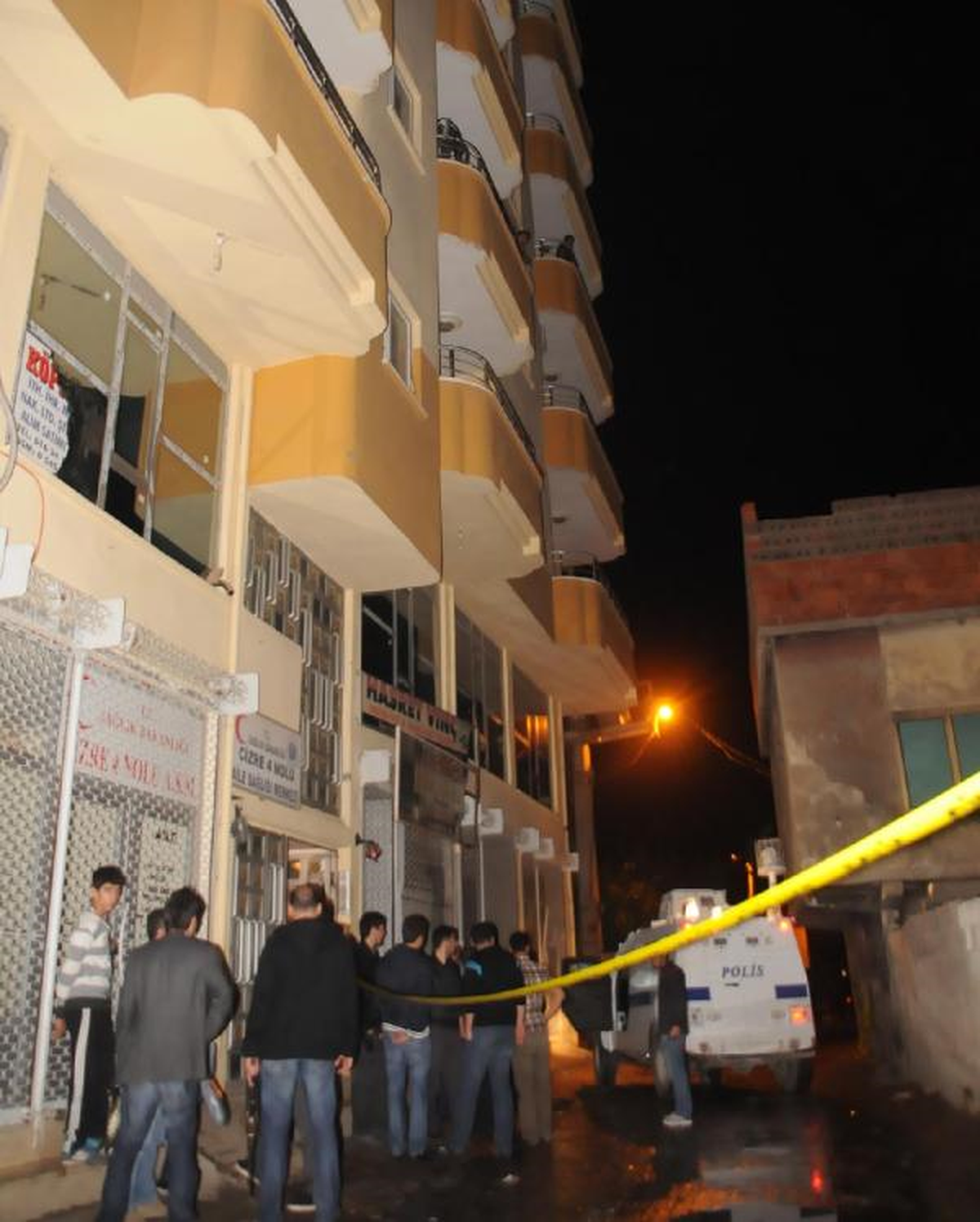 Gece Evinin Önünde Kurşunlanarak Öldürüldü