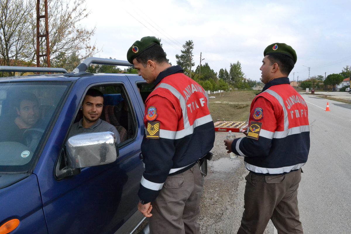 Jandarma Trafik Ekipleri Hem Uyardı Hem Çikolata İkram Etti