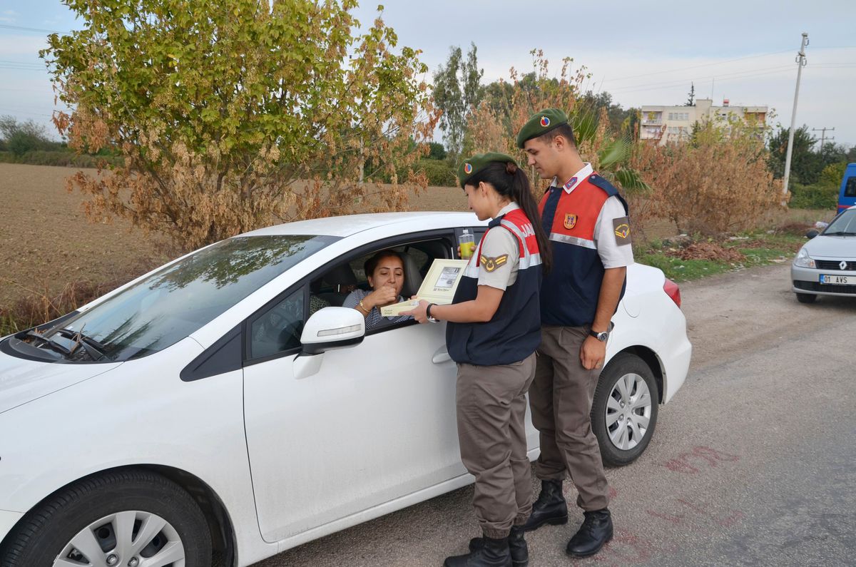 Jandarma Trafik Sürücülere Şeker İkram Edip Uyardı