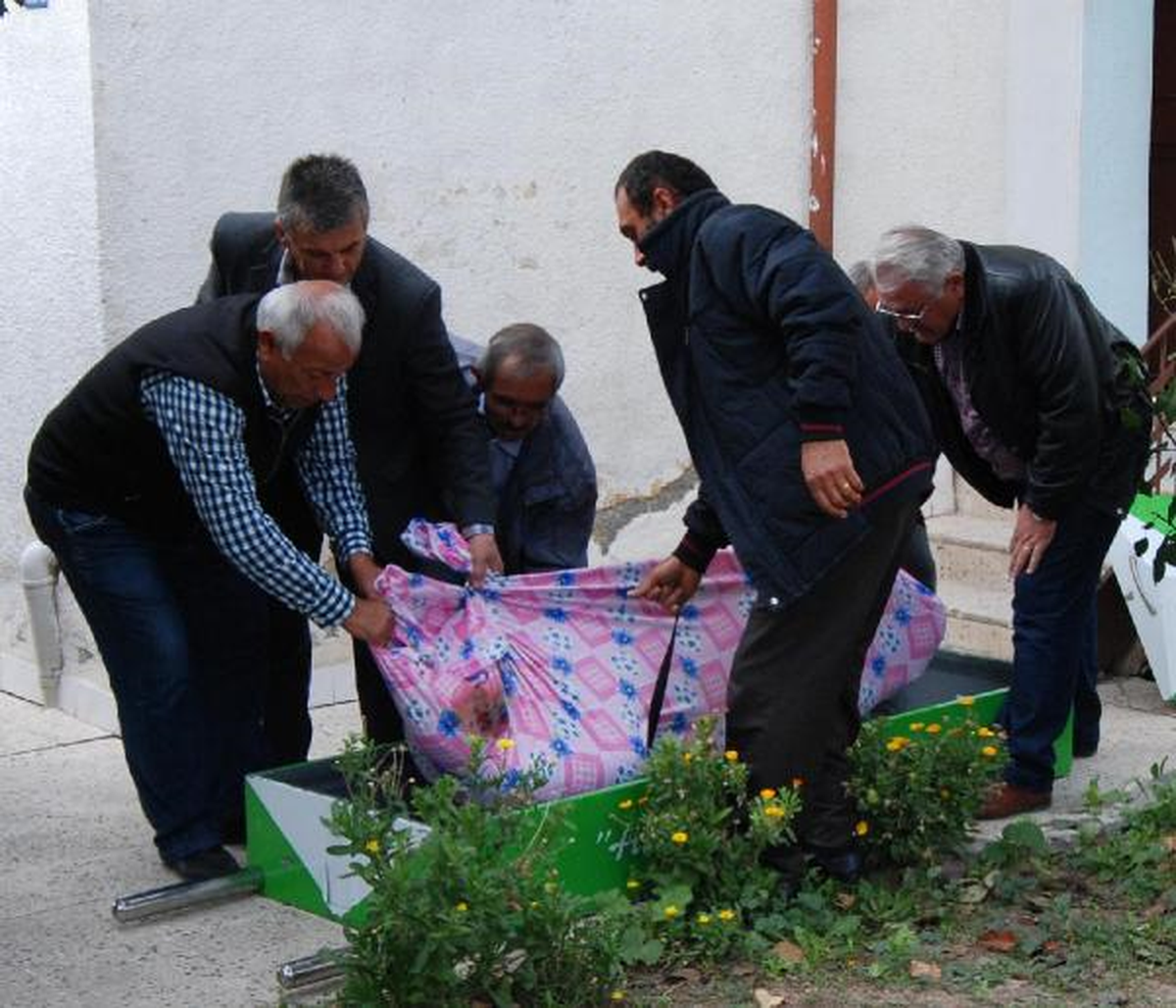 Kalpten Öldü, Evden Koku Gelince Cesedi Bulundu