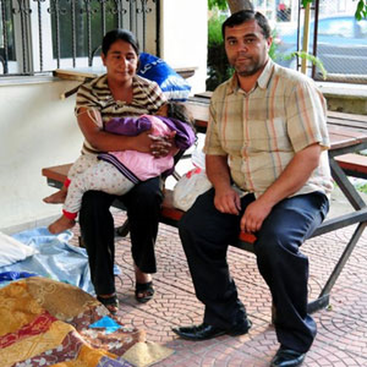 Kirayı Ödeyemeyince Bayrama Sokakta Girdiler