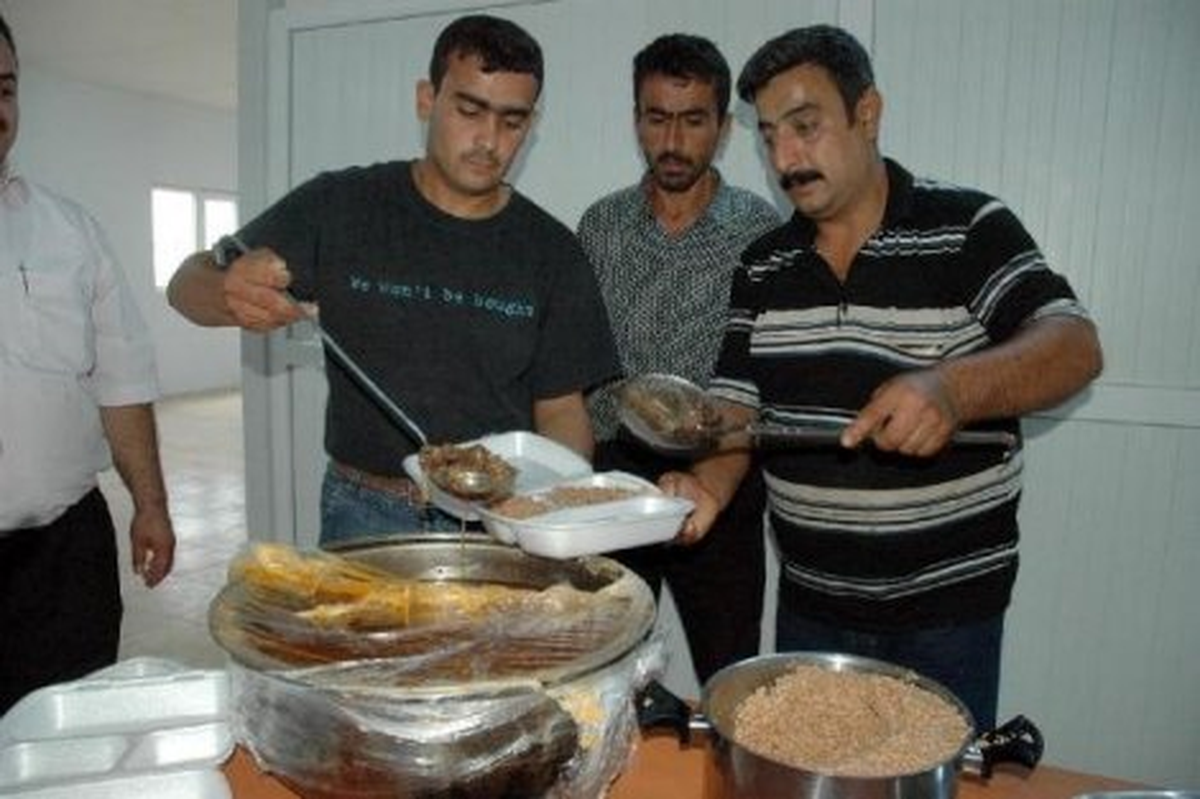 Osmaniye Suriyeli Türkmen\'ler İçin 110 Kurban Kesip, \'Kara Yahni\' Yaptılar Suriyeli Türkmen\'ler...