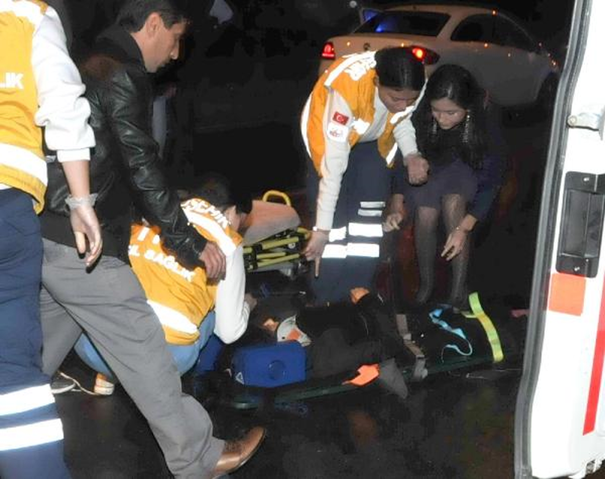 Otomobilin Çarptığı 2 Genç Kızdan Biri Öldü