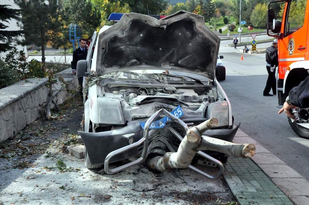 Polis Aracı Kaza Yaptı