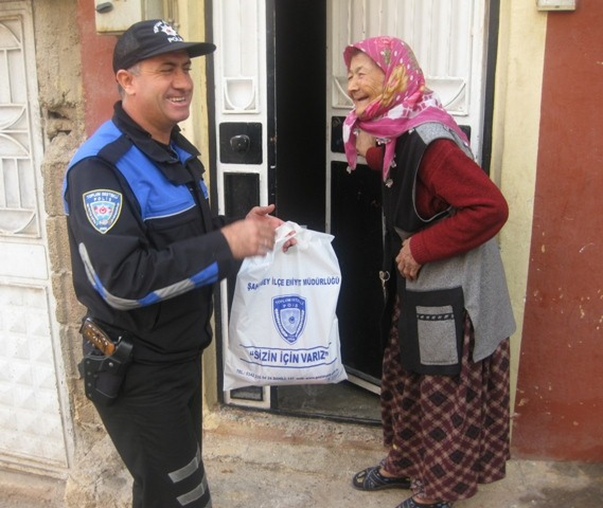 Polis, Kurban Eti Dağıttı