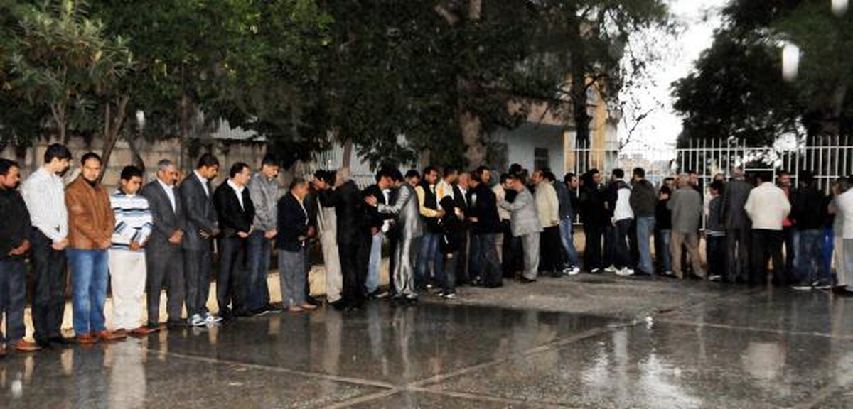 Şanlıurfa\'da Camide Bayramlaşma Kuyruğu