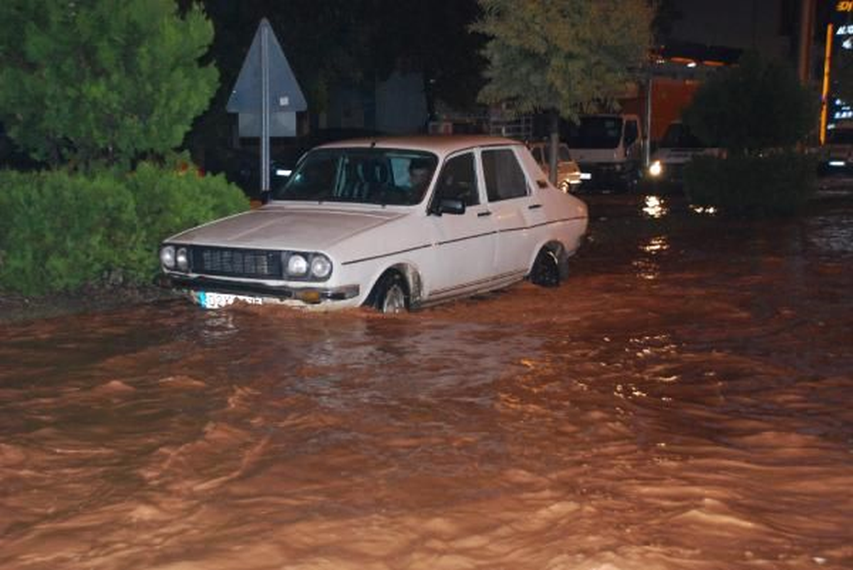 Şanlıurfa Sağanak Yağmura Teslim