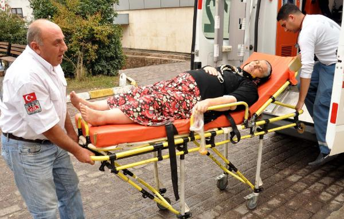 Tavuktan Zehirlenen 3 Kişi Hastaneye Kaldırıldı