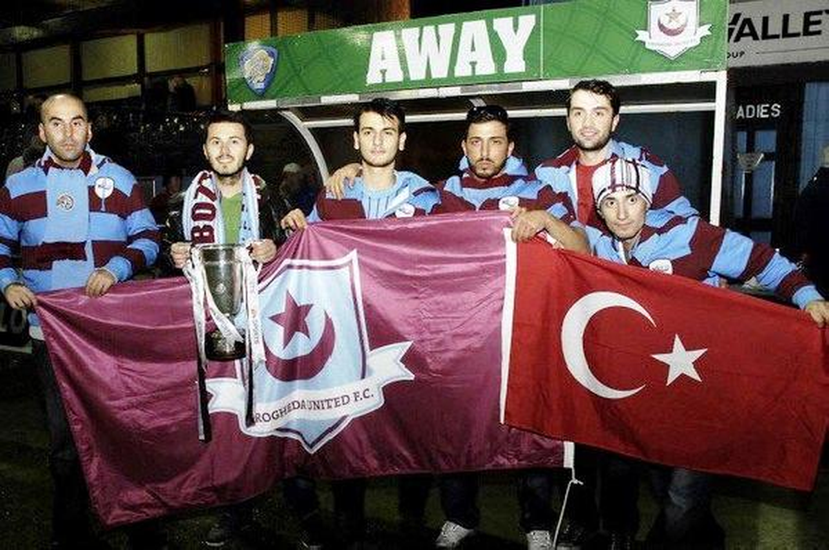 Trabzonsporlu Taraftarlardan İrlanda\'daki Kardeş Külübe Destek