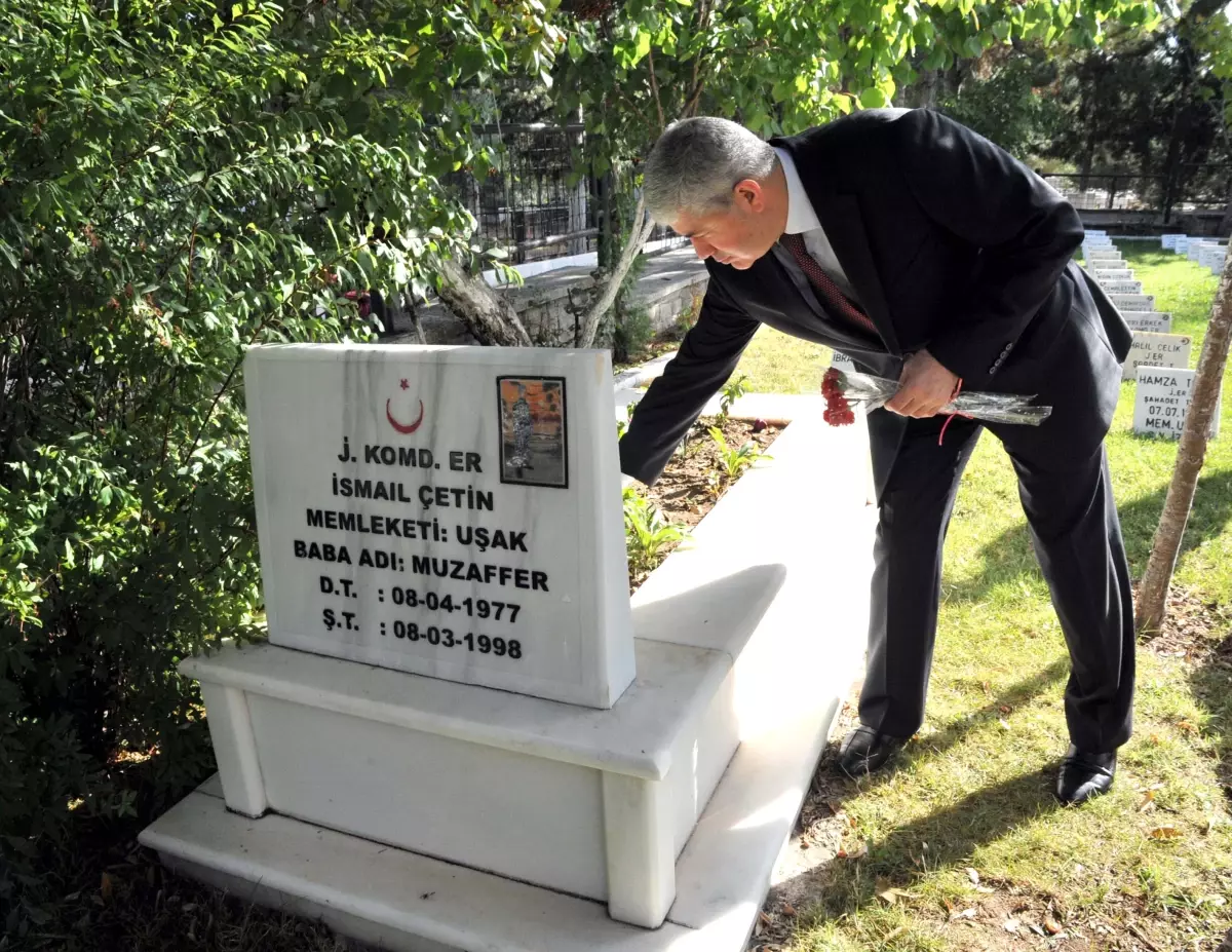 Uşak Protokolü Kurban Bayramı Nedeniyle Şehitliği Ziyaret Etti