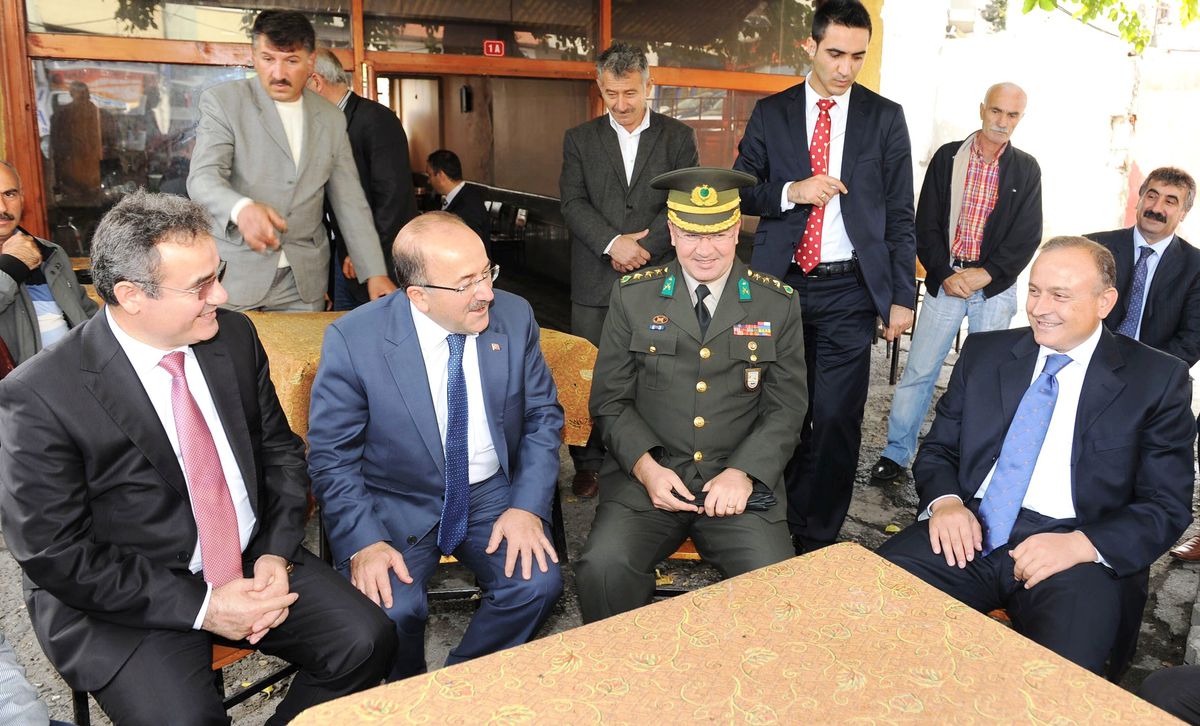 Vali Kızılcık ve Başkan Gümrükçüoğlu Erdoğdu ve Pazarkapı\'da Vatandaşlarla Bayramlaştı
