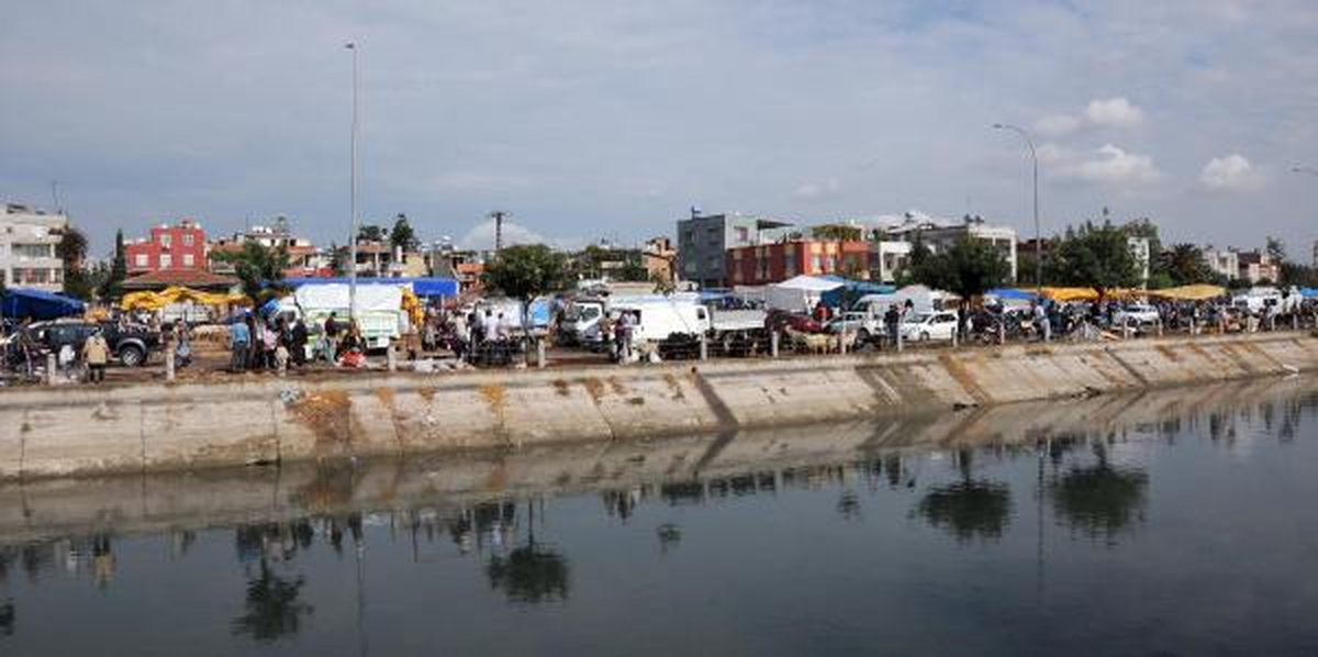 Adana\'da Sulama Kanalı Kenarında Kurban Kesimine Tepki