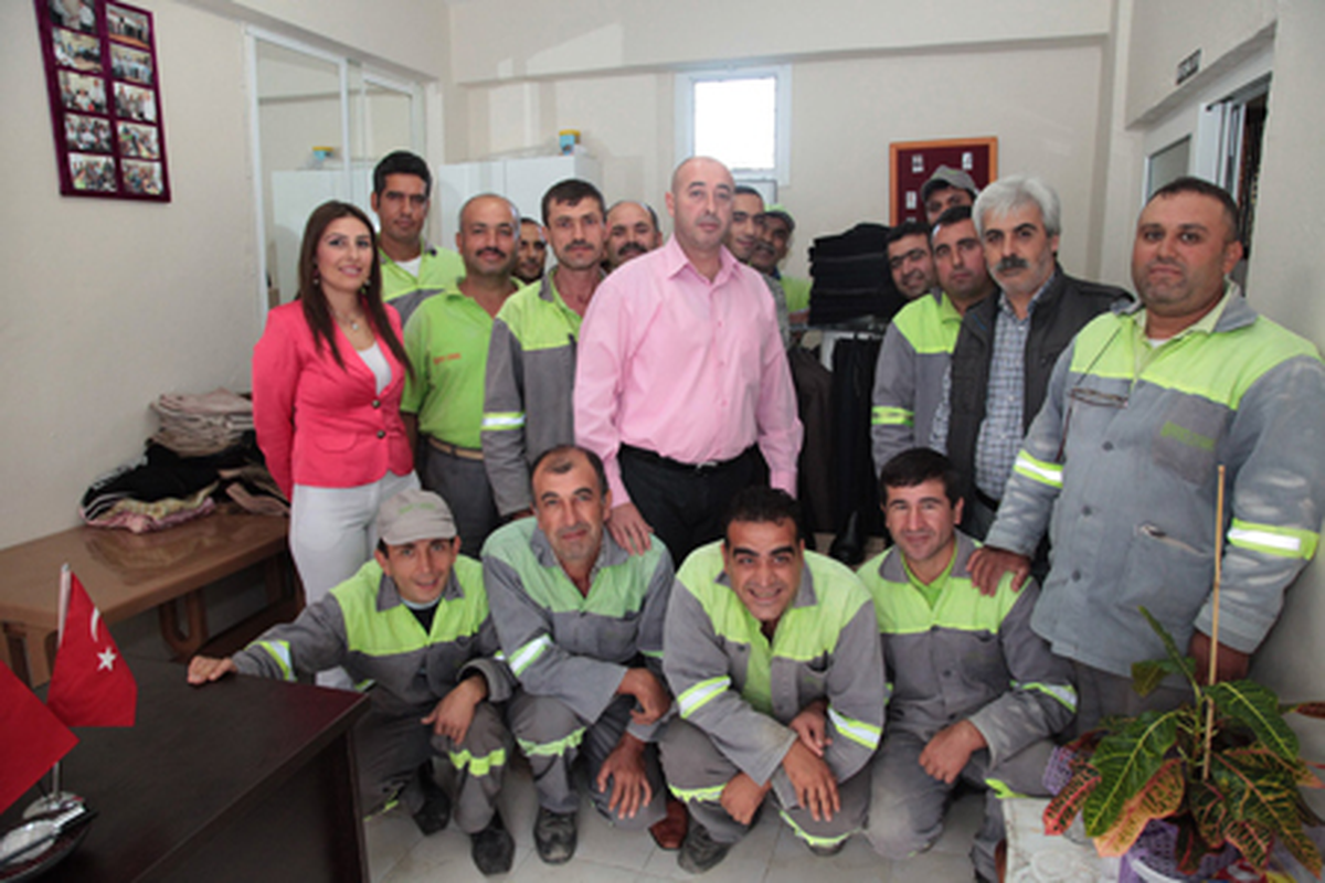 Antakya Temizlik İşçileri Derneğine Giyim Desteği