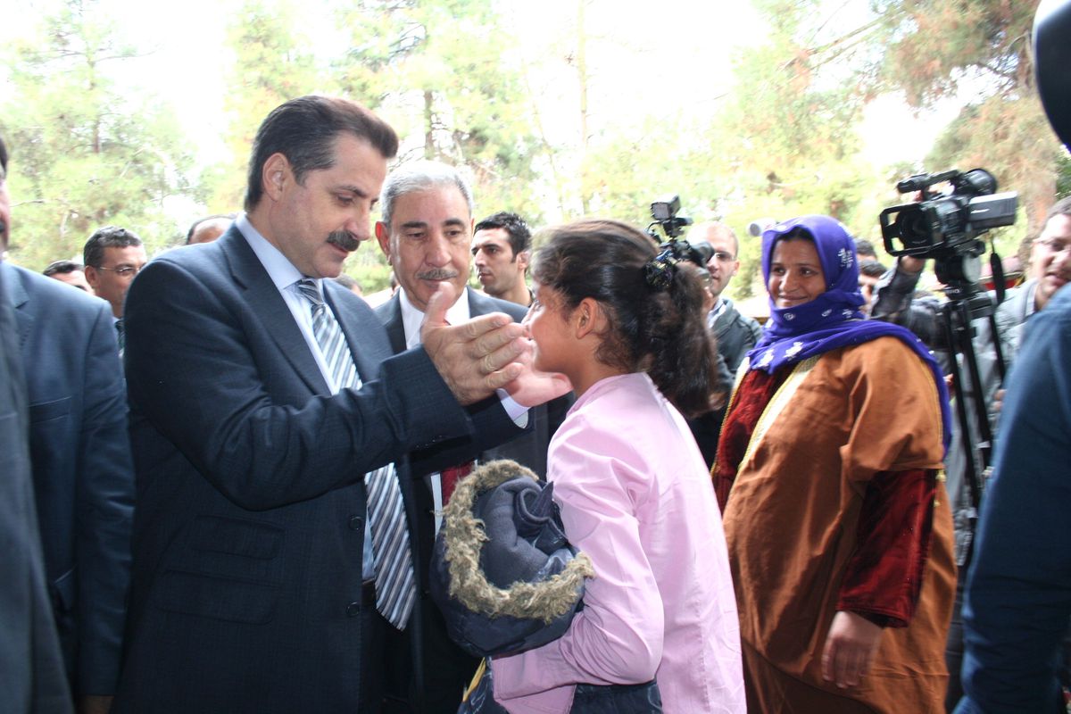 Bakan Çelik, Çocuklara Bayram Harçlığı Verdi