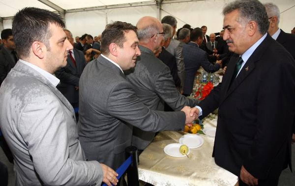Bakan "Harçlık Verin" Dedi, Çocuklar Koruma Müdürü\'nün Çevresini Sardı
