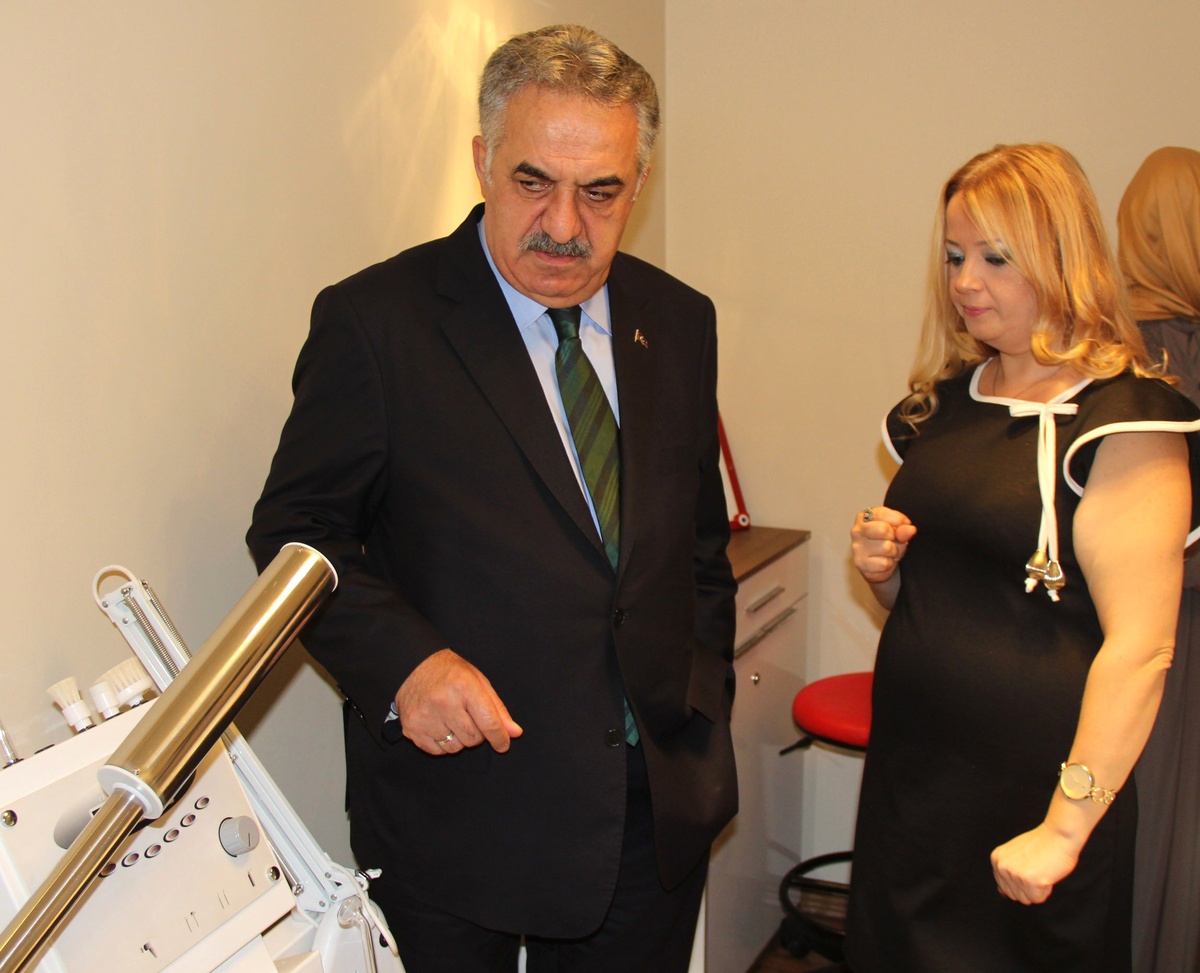 Bakan Yazıcı Güzellik Merkezi Açtı