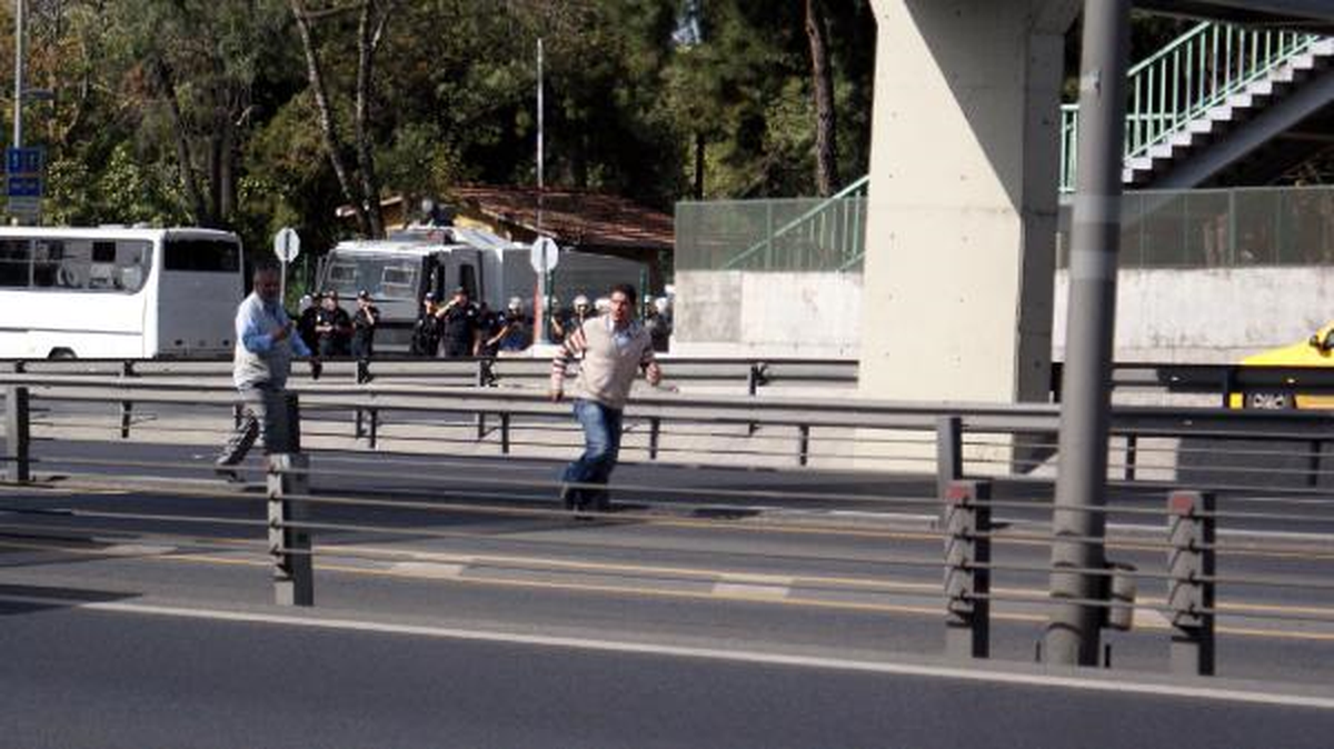 Bakırköy E-5\'e Ses Bombaları Atıldı