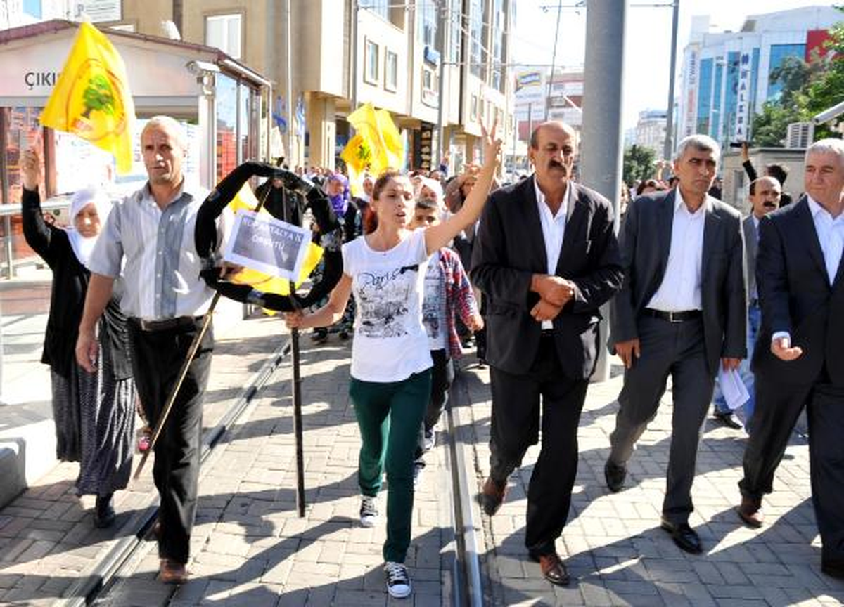 BDP\'liler, Taşındığından Habersiz AK Parti\'nin Eski İlçe Binası Önünde Eylem Yaptı