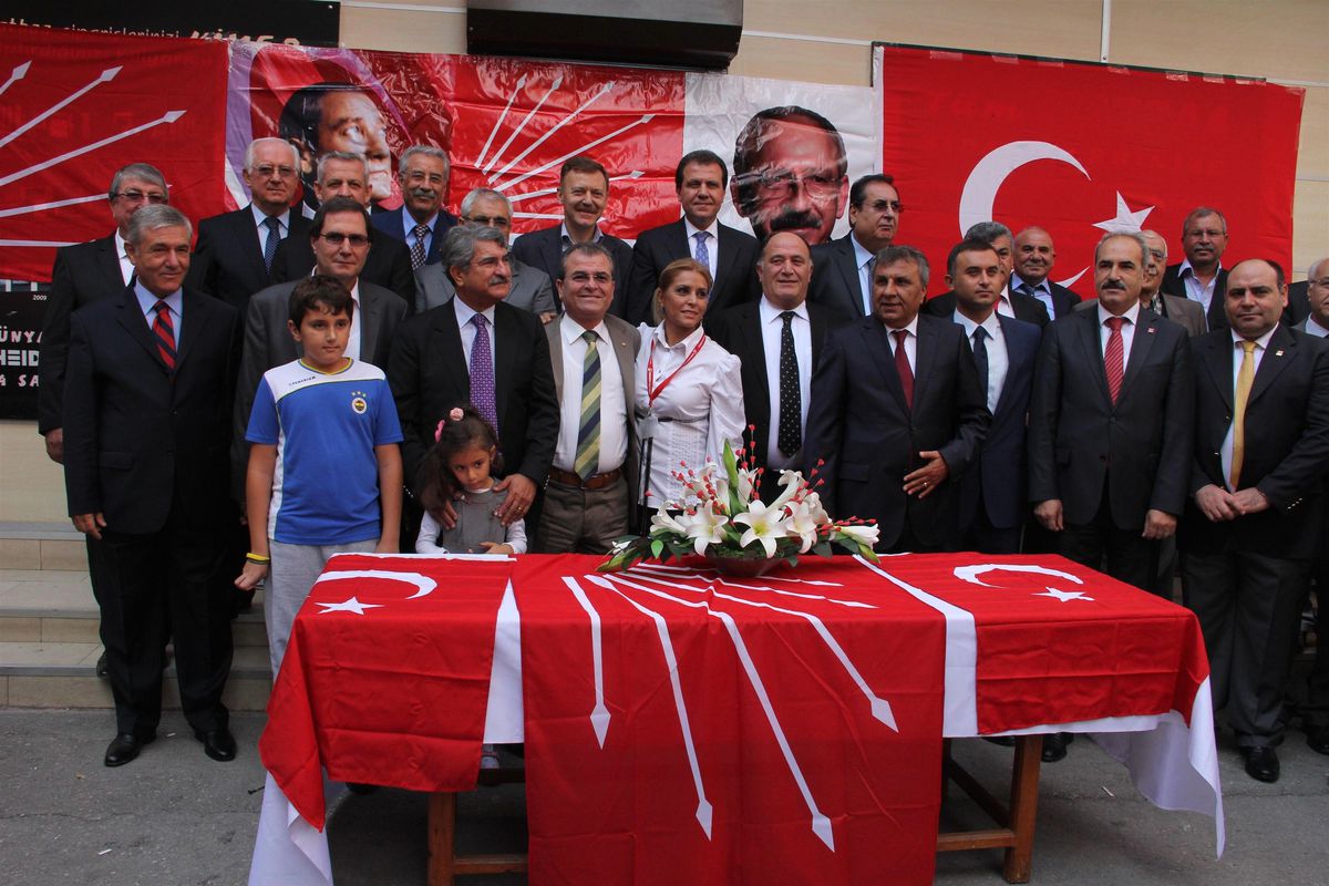 CHP\'li Vekiller Bayramı Halay Çekerek Kutladı
