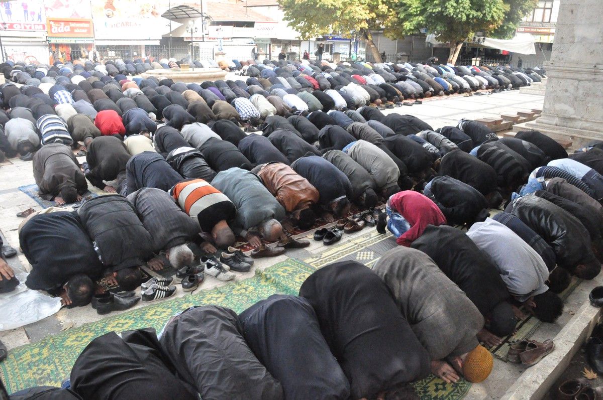 Cuma Namazında Camiler Doldu Taştı