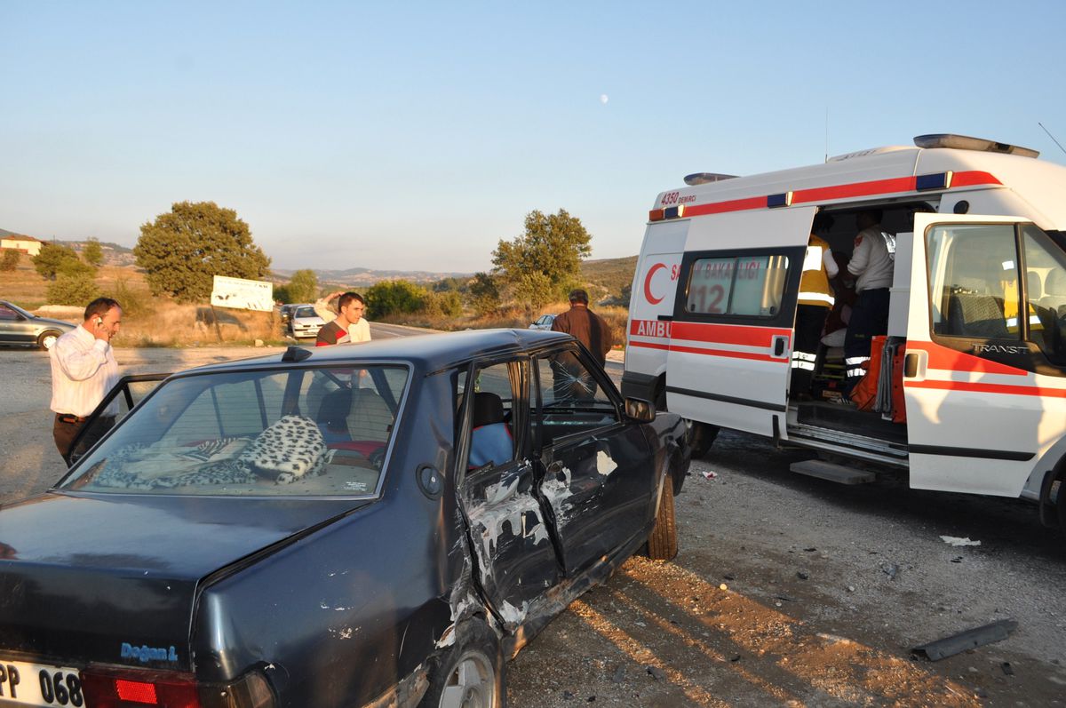 Demirci\'de Trafik Kazası: 8 Yaralı