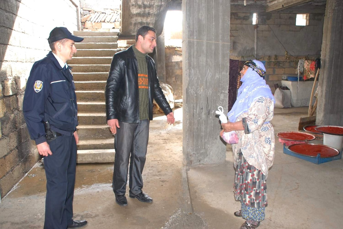 Emniyet Müdürlüğü Yoksul Ailelere Kurban Eti Dağıttı