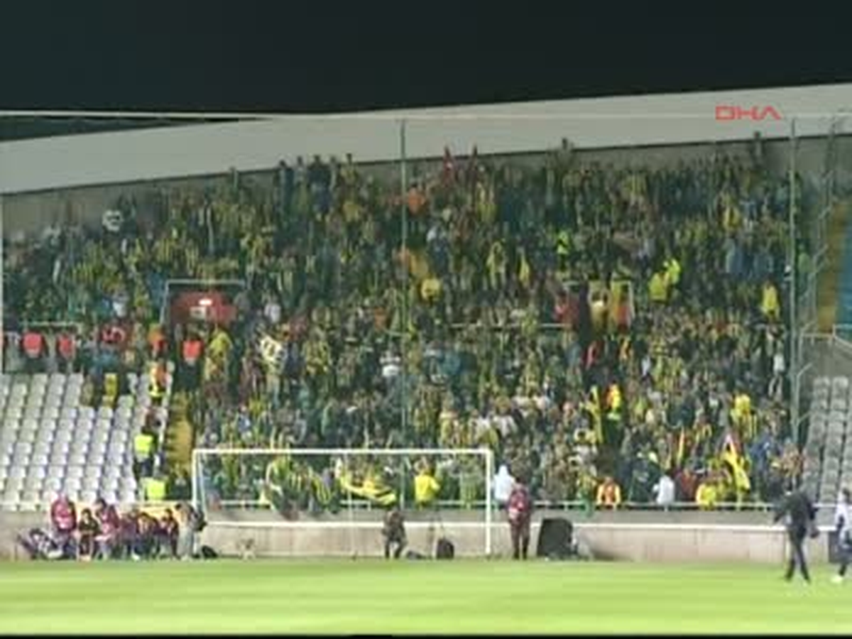 Fenerbahçe Maçında Türk, KKTC ve Yunan Bayrakları Açıldı
