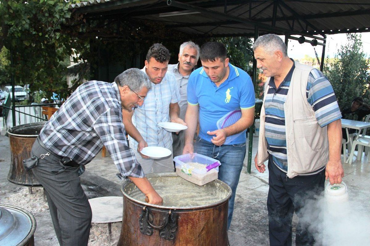Her Bayram 400 Kilo Keşkek Dağıtıyor