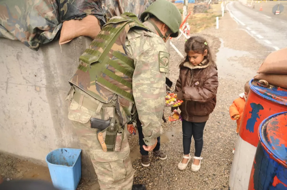 Jandarmadan Vatandaşa Bayram Şekeri