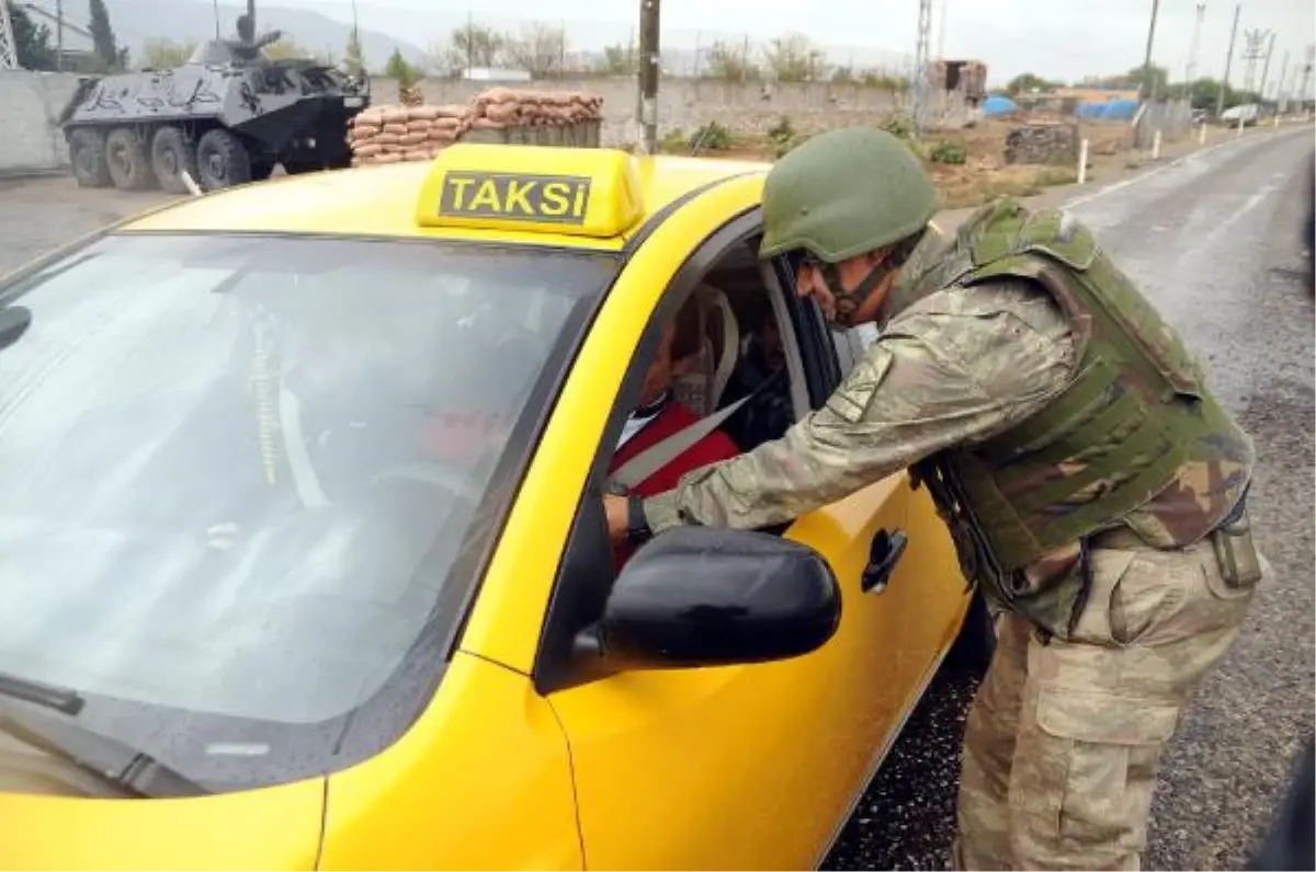 Küpeli Dağı Eteklerinde Mehmetçikten Yolculara Bayram Şekeri