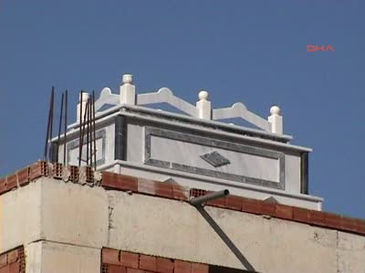 Samsun Çatıdaki Mezarı Görenler Türbe Sanıp Ziyarete Geliyor Çatıdaki Mezarı Görenler Türbe Sanıp...