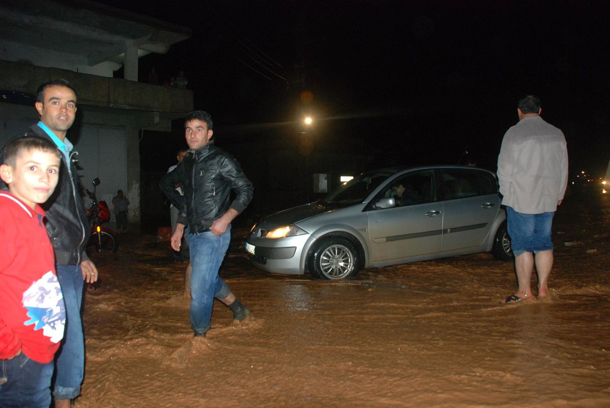 Şanlıurfa\'da Sağanak Yağış Trafiği Felç Etti