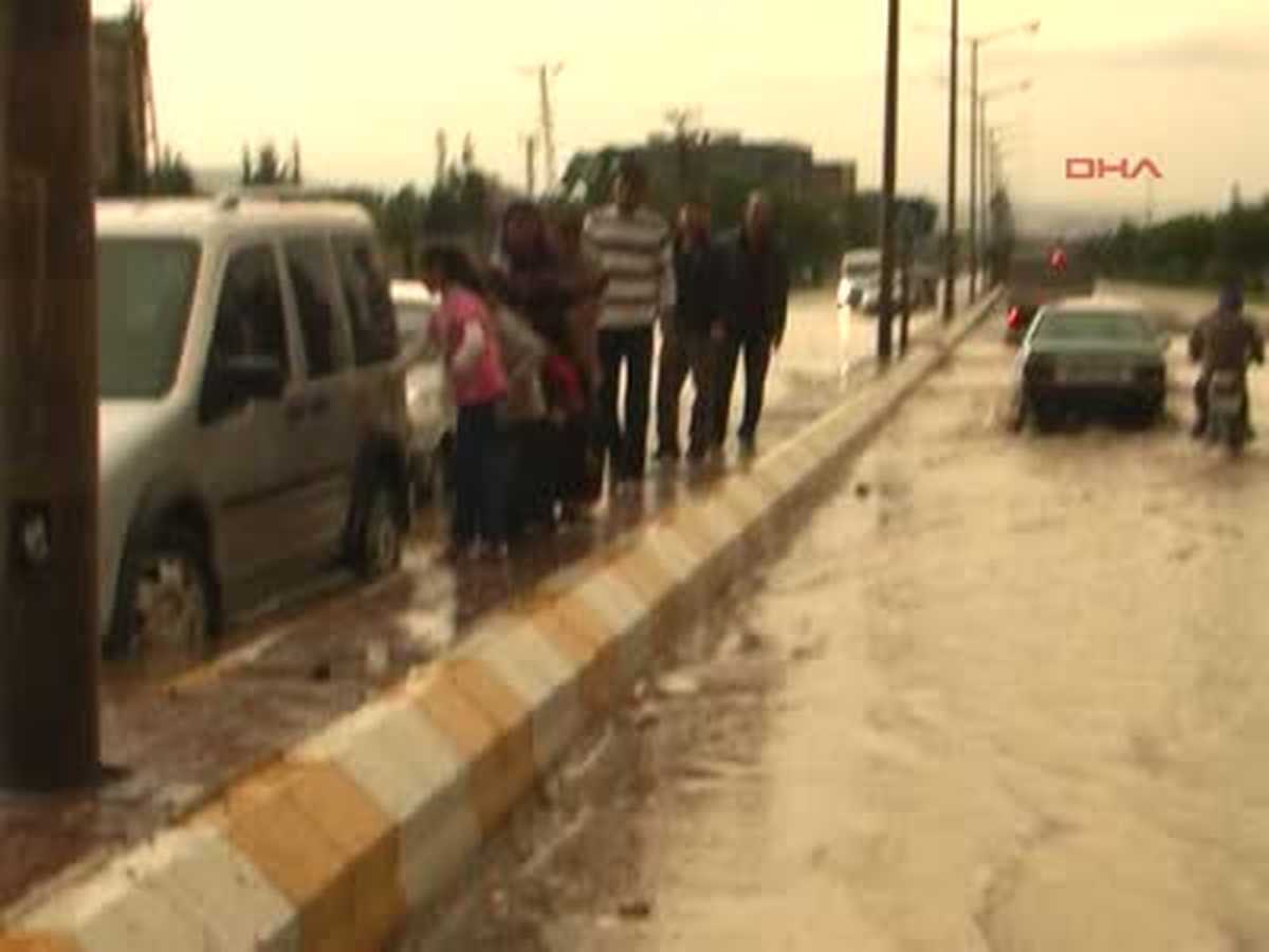 Şanlıurfa\' da Sel Suları Nedeniyle Şanlıurfa Akçakale Karayolu Ulaşıma Kapandı