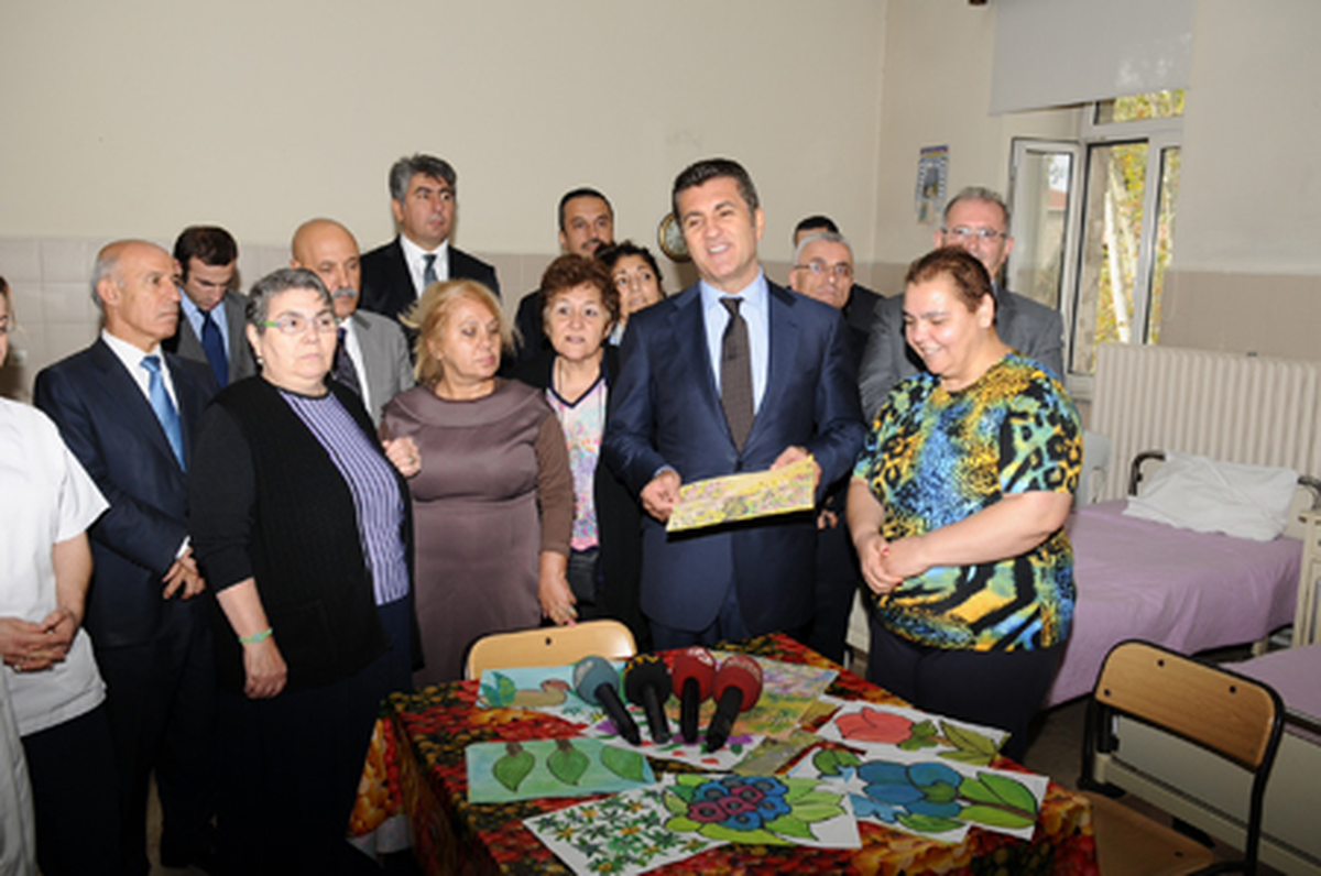 Sarıgül Bayramda Darülaceze\'deki Yurttaşlarla Buluştu
