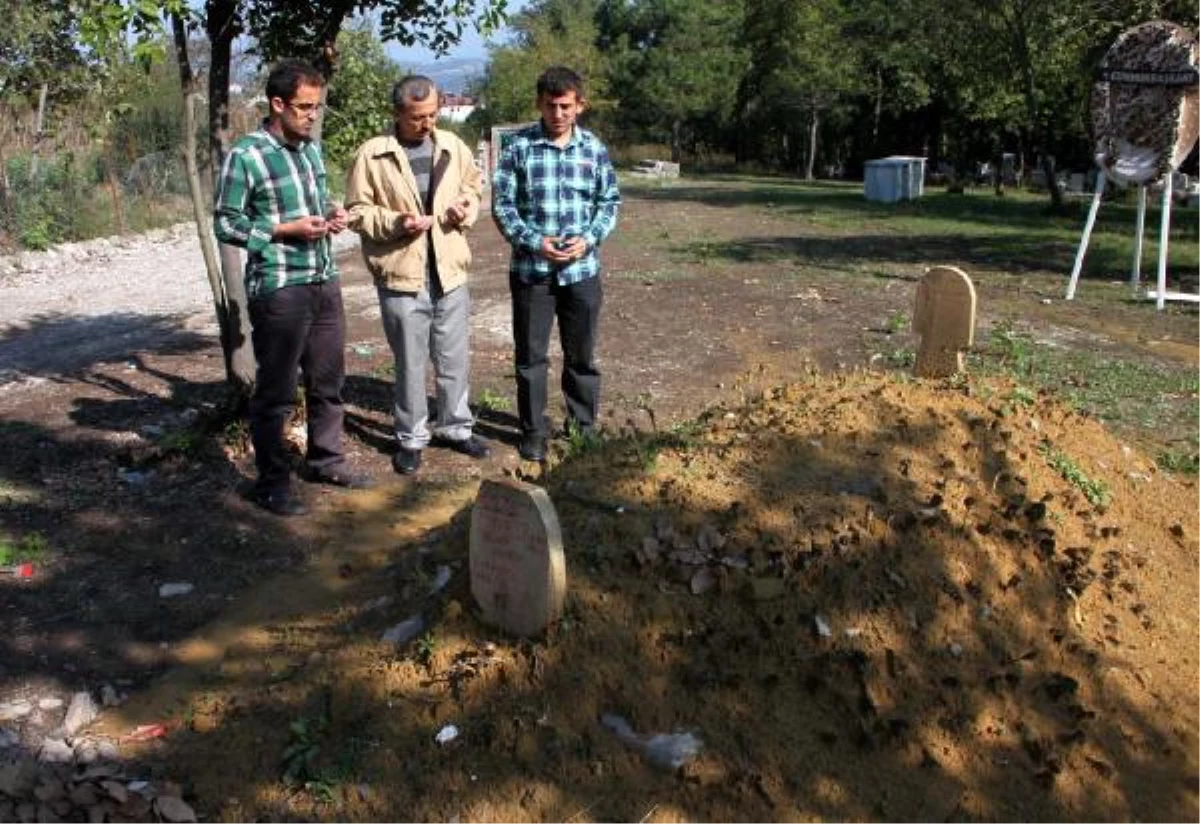Şehit Askerin Mezarına Bayram Ziyareti