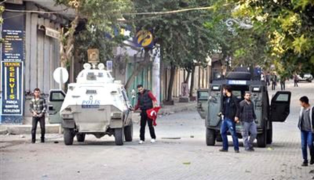 Polise Kızdı, Türk Bayrağı Yaktı