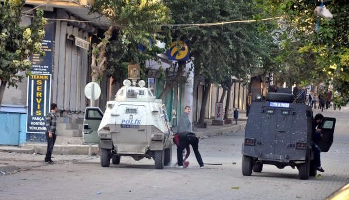Silopi\'de Polise Saldıran Göstericiler Türk Bayrağı Yaktı