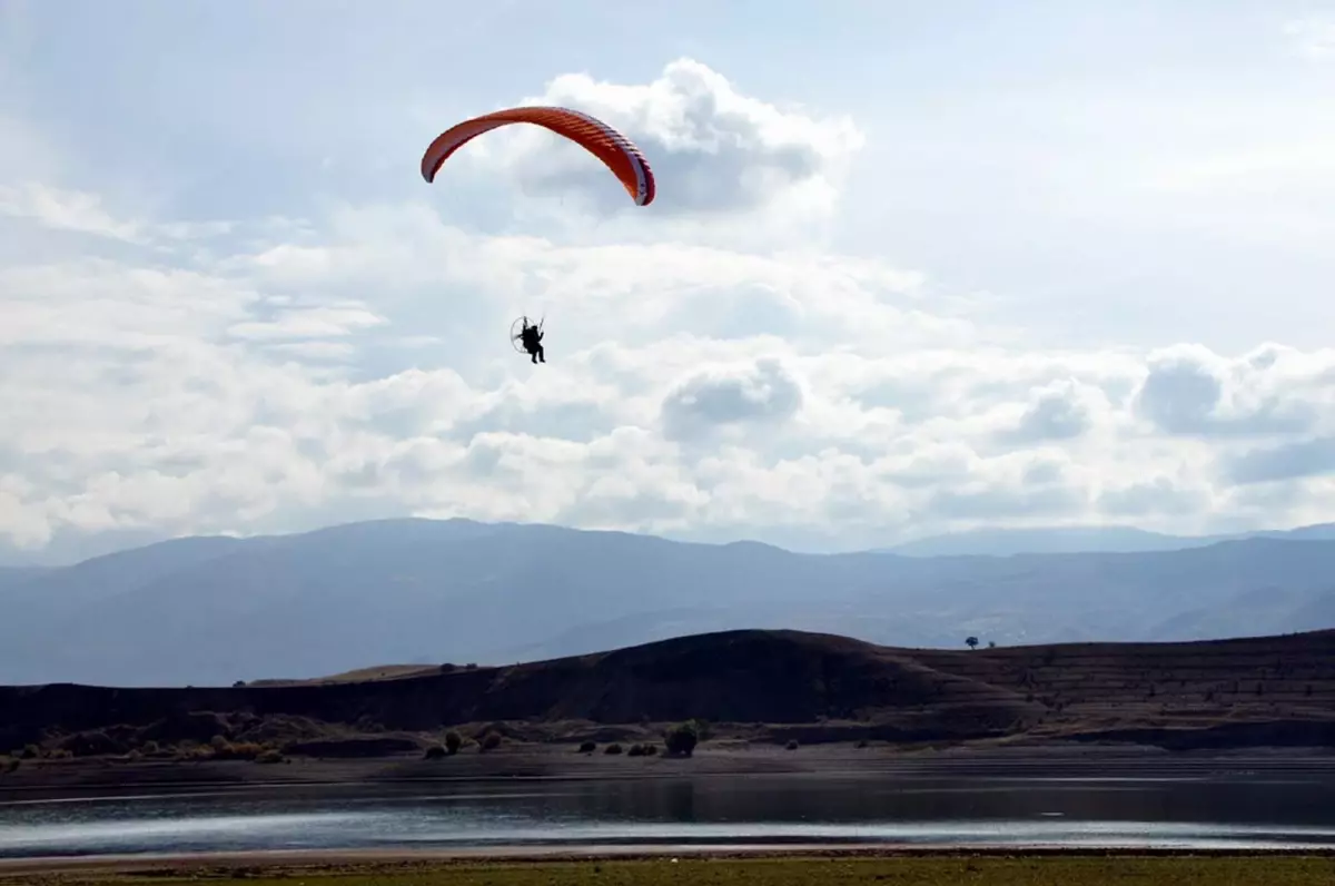 Suşehri Semalarında Motorlu Yamaç Paraşütü Keyfi