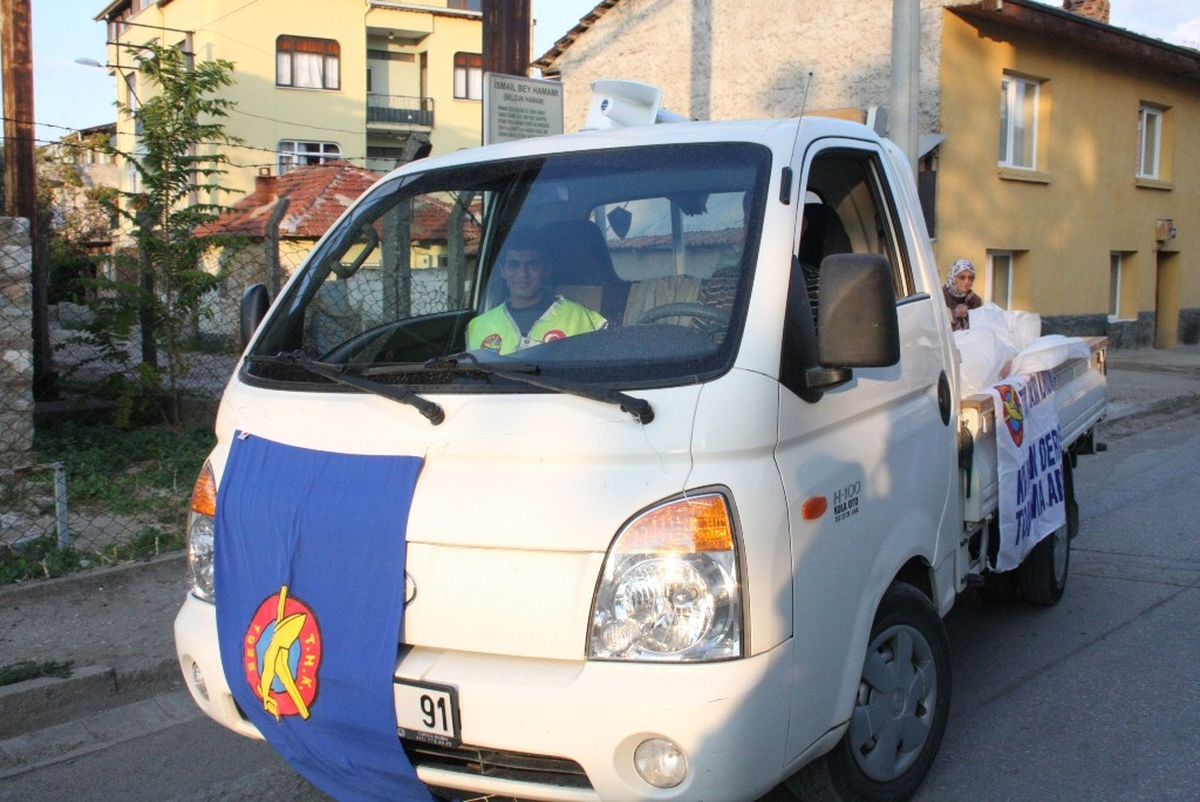 10. Yıl Marşıyla Deri Topladı