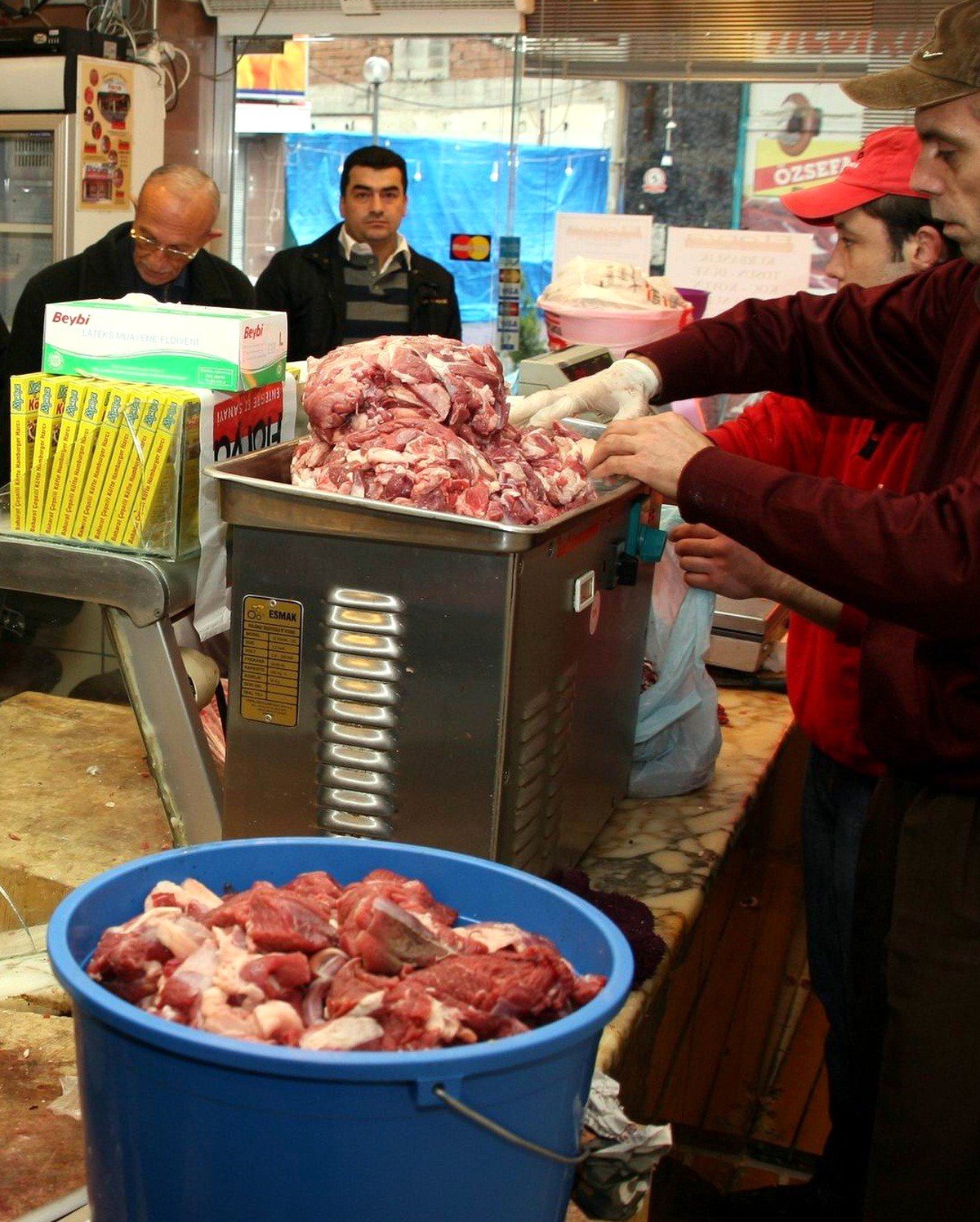 Vatandaş, Kurban Etlerini Kıyma Yaparak Değerlendiriyor