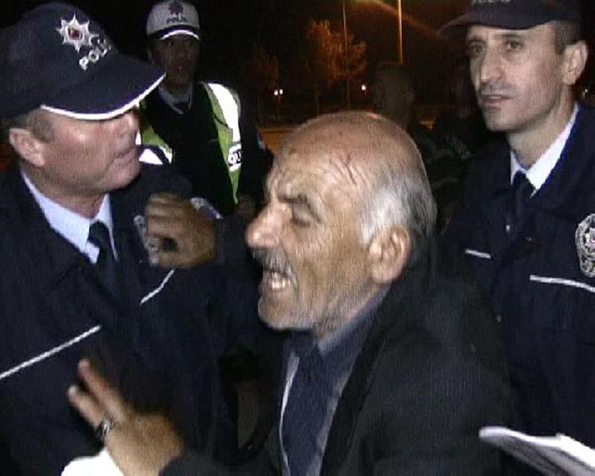 Ailesini Unuttu, Otomobiline Üzüldü