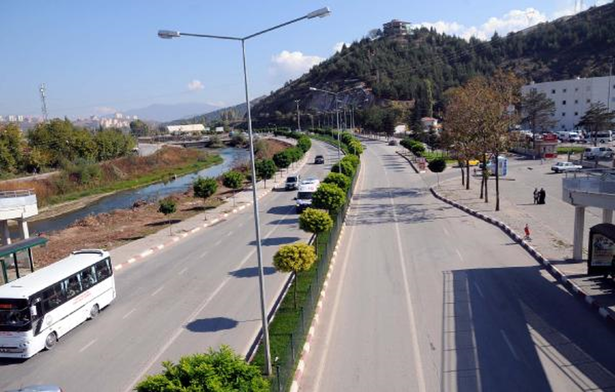 Ambulanslar Devlet Hastanesi\'ne Girebilmek İçin 2 Kilometre Fazla Yol Gidiyor