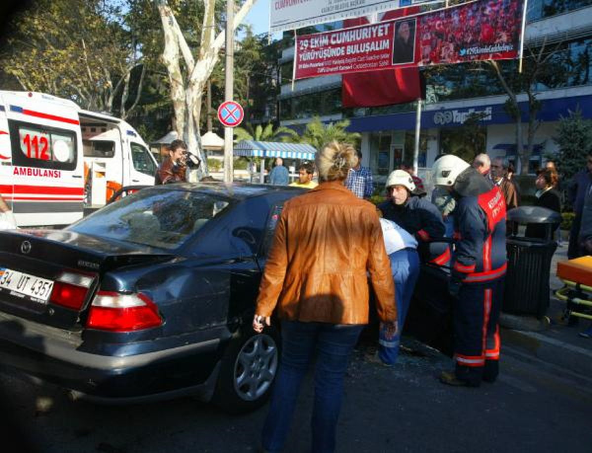 Şoför Otomobile Sıkıştı