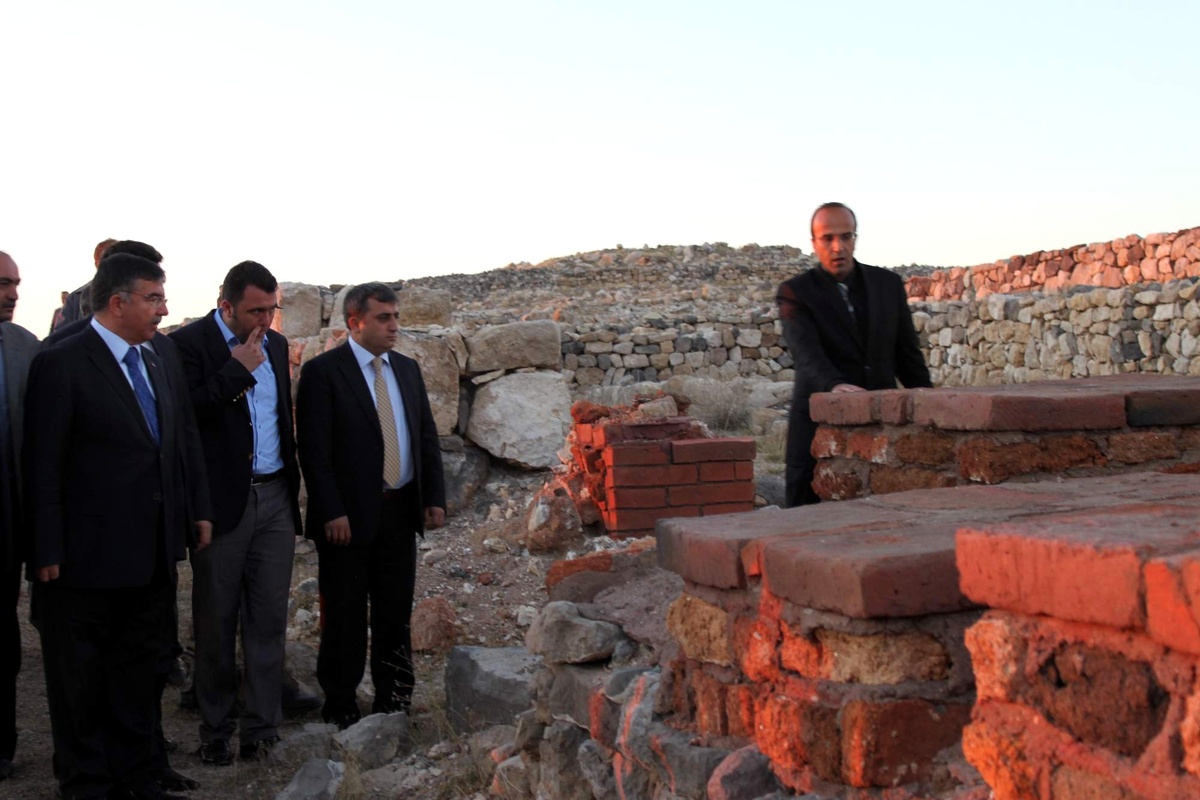 Bakan Yılmaz, Şehit Ailesini Ziyaret Etti