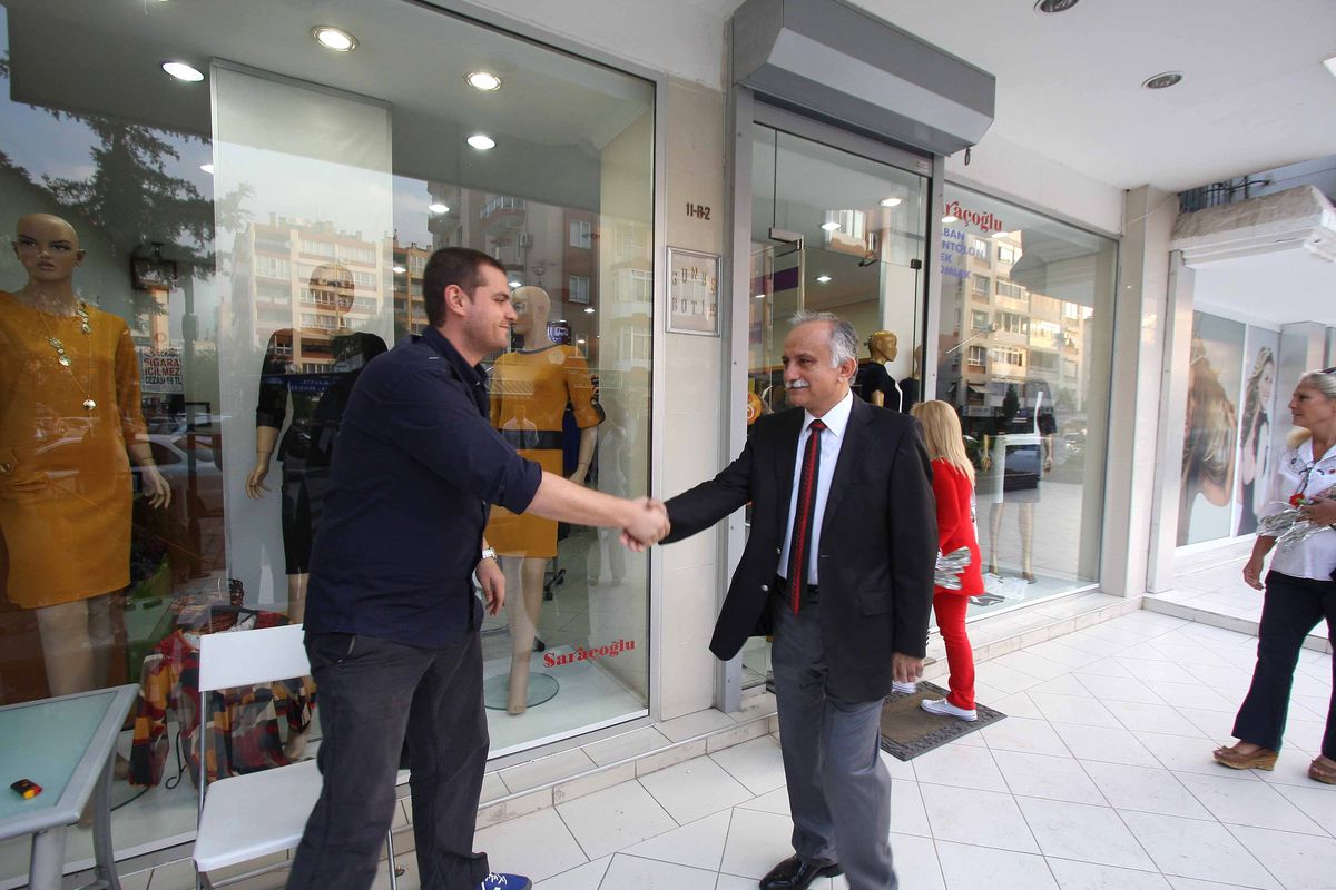 Bayraklı Belediye Başkanı Hasan Karabağ Esnafla Bayramlaştı