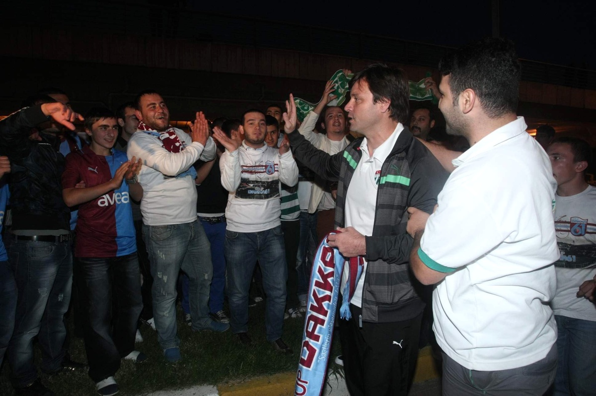 Bursaspor\'u Trabzonspor Taraftarı Pankartlar ile Karşıladı