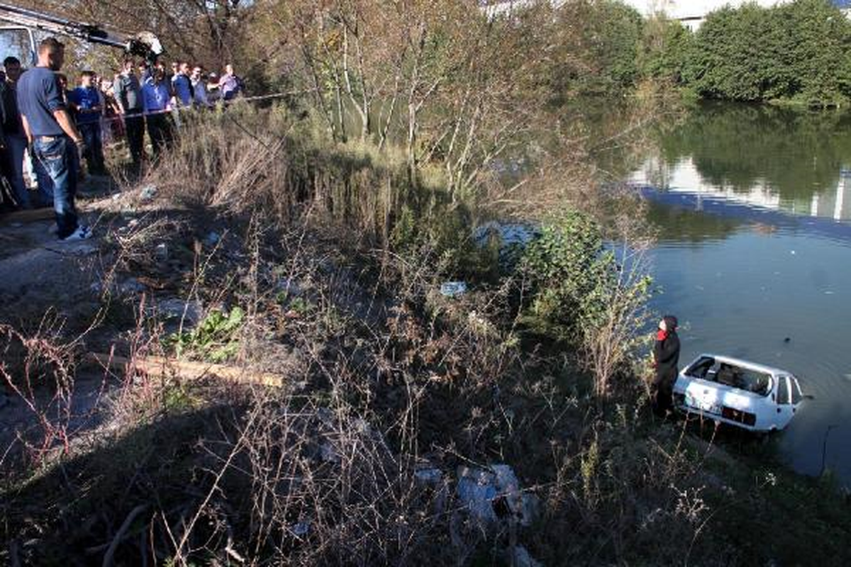 Dereye Uçan Otomobildeki 3 Kişiyi Sandalla Kurtardı